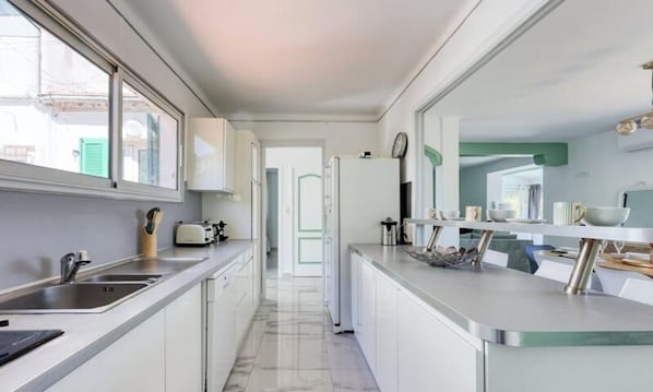 Apartment | Private kitchen | Cookware/dishes/utensils - Villa in Toulon With Pool and Mont Faron Views (Toulon)