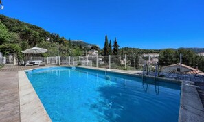 Alberca techada y alberca al aire libre