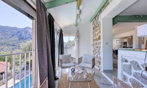 Apartment | Interior - Villa in Toulon With Pool and Mont Faron Views (Toulon)