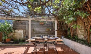 Apartment | Outdoor dining - Villa in Toulon With Pool and Mont Faron Views (Toulon)