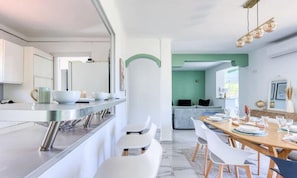 Apartment | Dining - Villa in Toulon With Pool and Mont Faron Views (Toulon)
