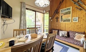Dining - Functional Apartment Close to the Slopes Balcony Covered Garage (Les Belleville)