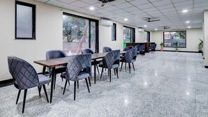 House | Dining - Townhouse OAK Hotel Cloud Bay (Gurugram)