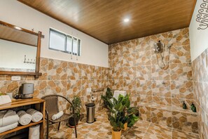 Shower, hair dryer, towels, soap - Cozy Dream House #1 (La Fortuna)