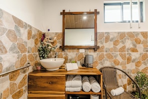 Een douche, een haardroger, handdoeken, zeep