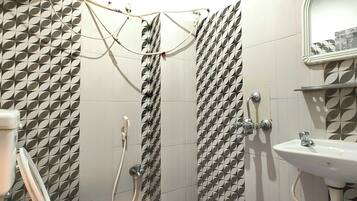 Double Room | Bathroom | Shower, soap, shampoo, toilet paper