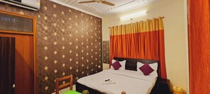 Ropa de cama hipoalergénica, escritorio, insonorización y wifi gratis