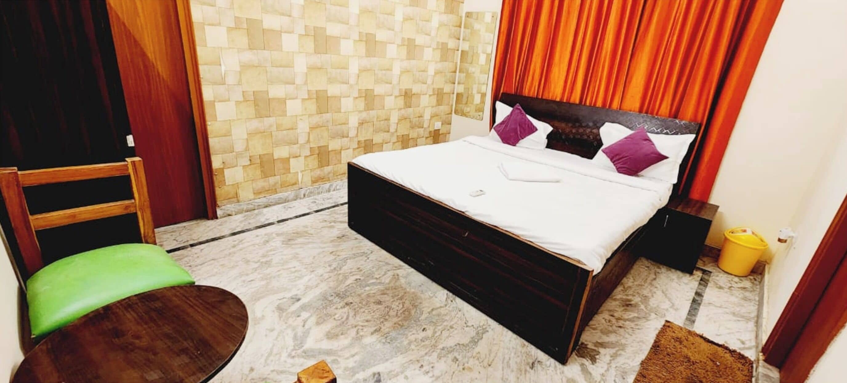 Ropa de cama hipoalergénica, escritorio, insonorización y wifi gratis 