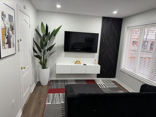 Cozy, Private Suite, Two Level Apartment - 1Bedroom Basement in Brampton