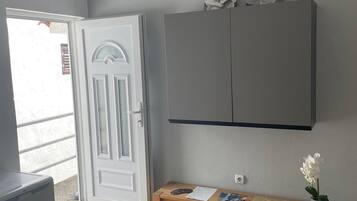 Apartment, 1 Bedroom, Smoking, Balcony | Ruang tamu