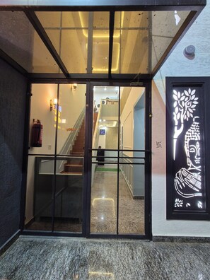 المنشأة من الخارج