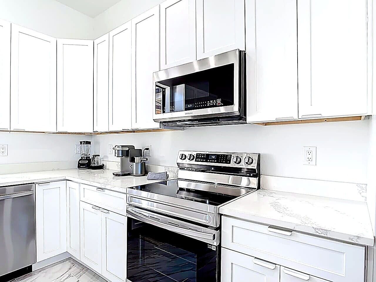 Coffee/tea maker, fridge, microwave, oven