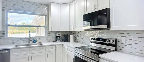 Fridge, microwave, stovetop, dishwasher