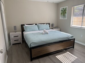 11 slaapkamers, een bureau, een strijkplank/strijkijzer, reisbedje
