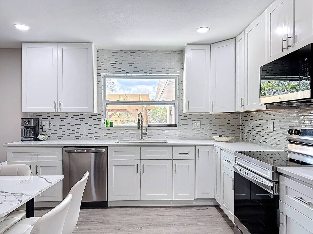 Jääkaappi, mikroaaltouuni, liesi, astianpesukone