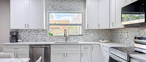 Jääkaappi, mikroaaltouuni, liesi, astianpesukone