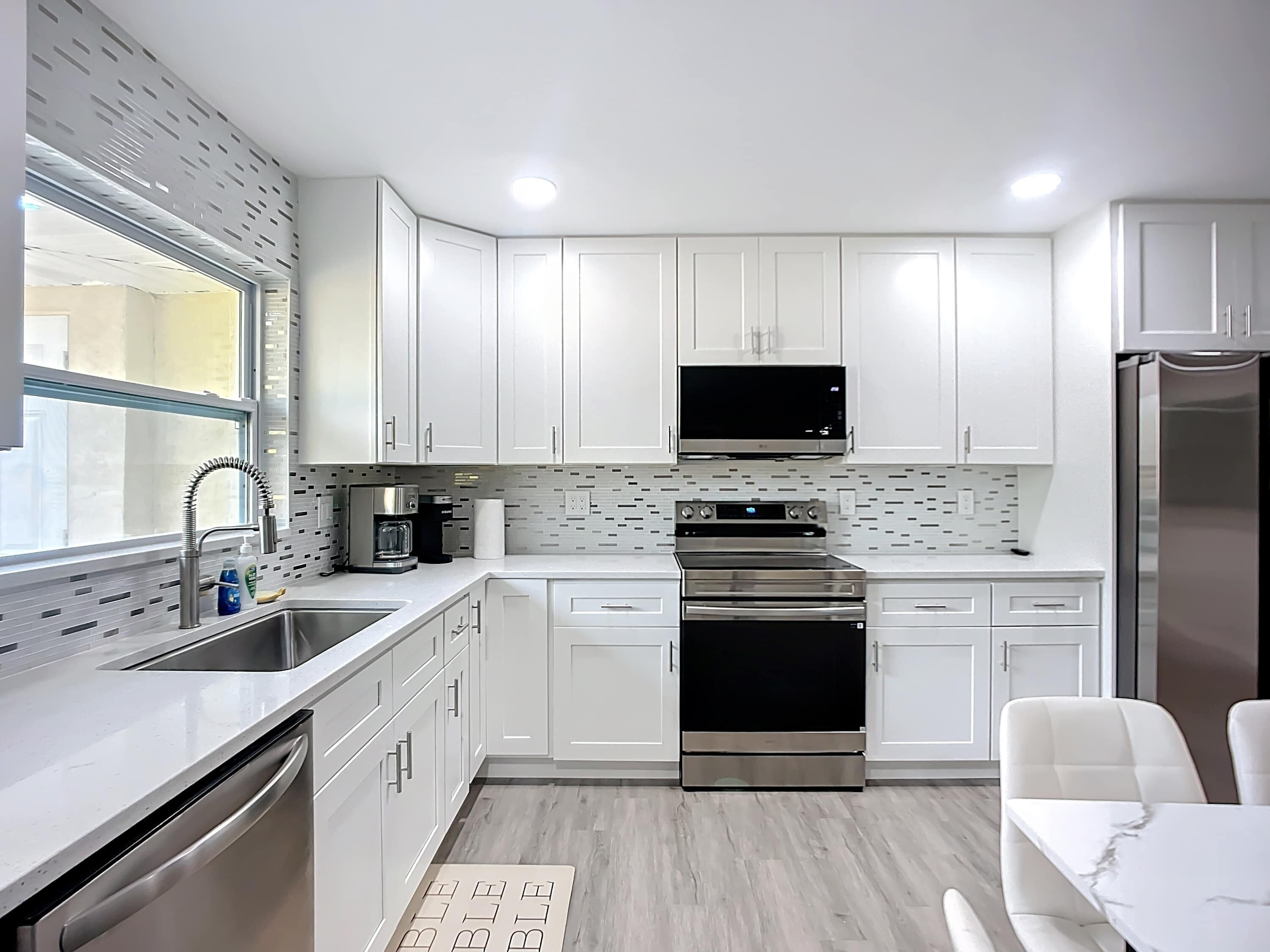 Fridge, microwave, stovetop, dishwasher