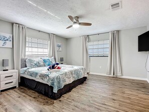 5 chambres, bureau, fer et planche à repasser, lit parapluie