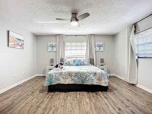 5 chambres, bureau, fer et planche à repasser, lit parapluie