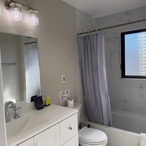 Douche, sèche-cheveux, serviettes fournies