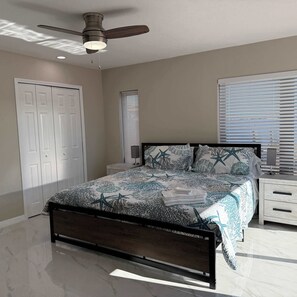 5 chambres, bureau, fer et planche à repasser, lit parapluie