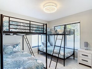 5 slaapkamers, een bureau, een strijkplank/strijkijzer, reisbedje