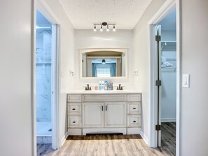 Douche, sèche-cheveux, serviettes fournies