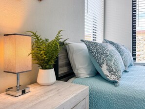 5 habitaciones, escritorio y tabla de planchar con plancha 