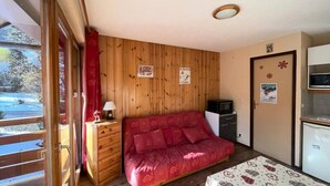 Room - Holiday Home in Valloire Near Ski Lift (Valloire)