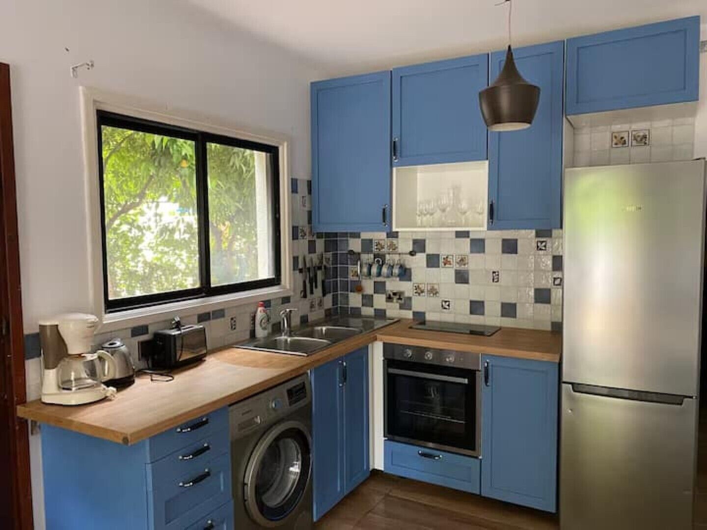 Fridge, oven, coffee/tea maker, electric kettle