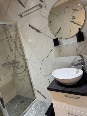 Douche, sèche-cheveux, serviettes fournies, savon