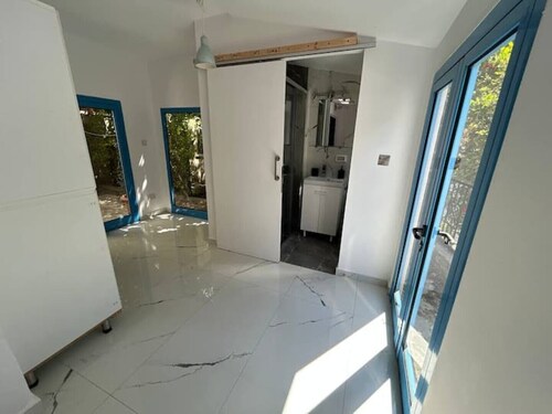 Newly Renovated Apt with Private Garden - 7 Min Walk to Beach