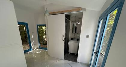 Newly Renovated Apt with Private Garden - 7 Min Walk to Beach