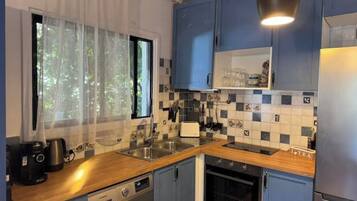 Réfrigérateur, four, cafetiÚre/bouilloire, bouilloire électrique