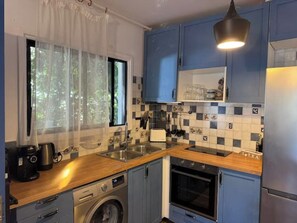 Fridge, oven, coffee/tea maker, electric kettle