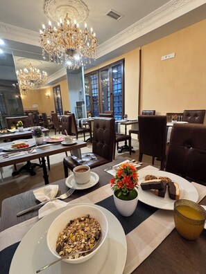 Desayuno buffet diario (EUR 12 por persona)