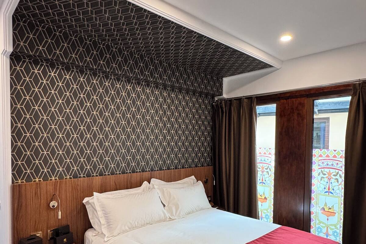 Egyptian cotton sheets, premium bedding, down duvets, free minibar