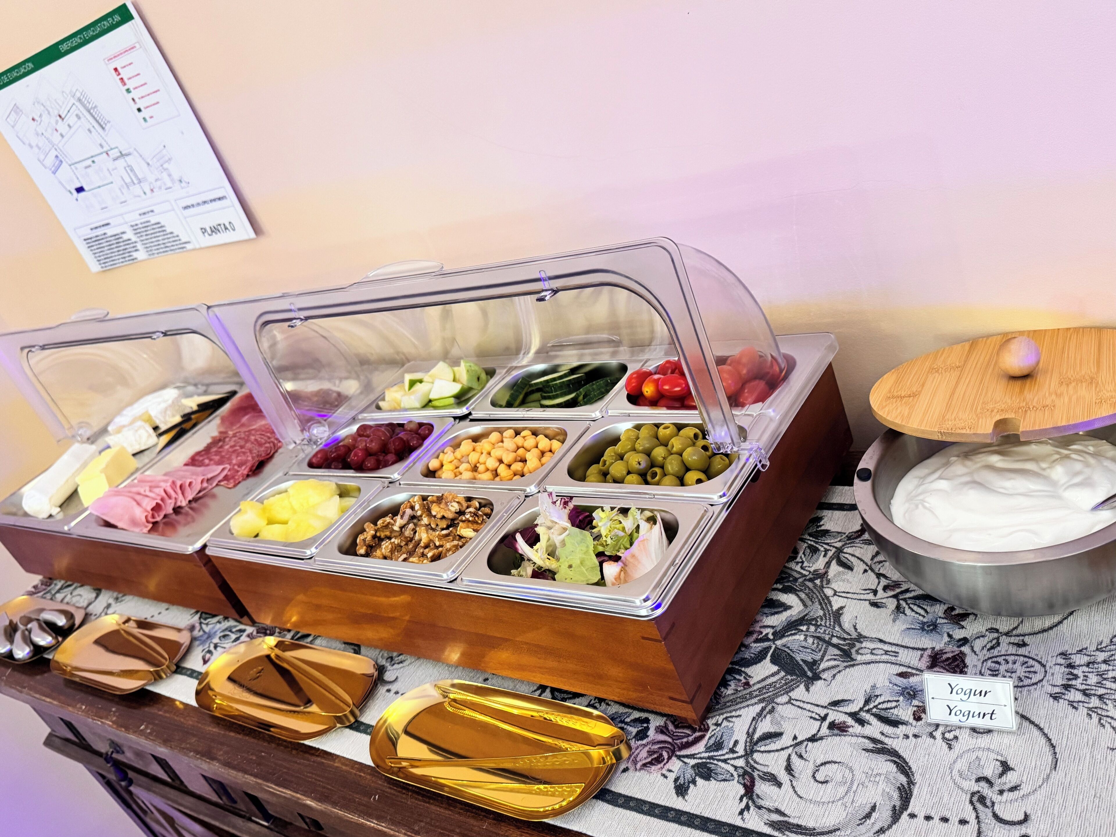 Un bufé con diversos alimentos y un tazón de yogur.