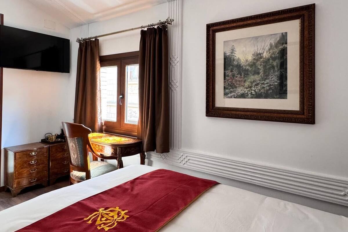 Egyptian cotton sheets, premium bedding, down duvets, free minibar