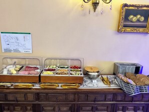 Colazione a buffet inclusa, servita tutte le mattine 