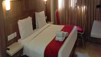 Ropa de cama hipoalergénica, escritorio, wifi gratis y ropa de cama