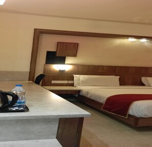 Hypo-allergenic bedding, desk, free WiFi, bed sheets - Breeze Palace (Karur)