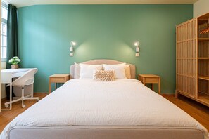 Desk, iron/ironing board, Internet, bed sheets - City Oasis - Suite B (City Centre) (Ponta Delgada)