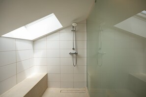 Een douche, een haardroger, handdoeken