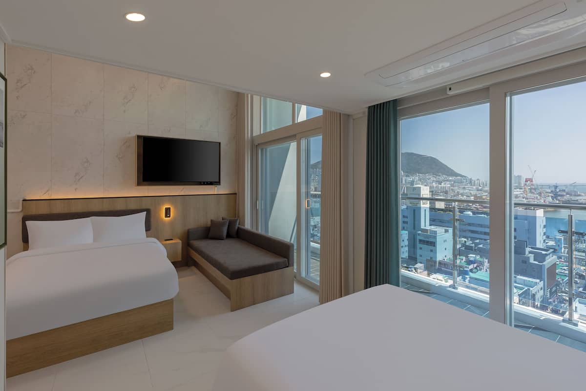 Terrace Loft Family Jagalchi Ocean | Premium bedding, soundproofing, free WiFi, bed sheets