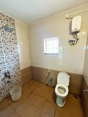 Douche, serviettes fournies, savon, shampoing