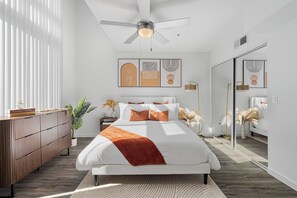 1 habitación, caja de seguridad en la habitación y escritorio