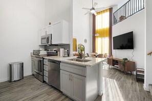 Refrigerador, microondas, horno y parrilla de estufa