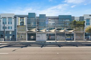 Exterior - Modern Tempe Retreat Near ASU & Downtown (Tempe)
