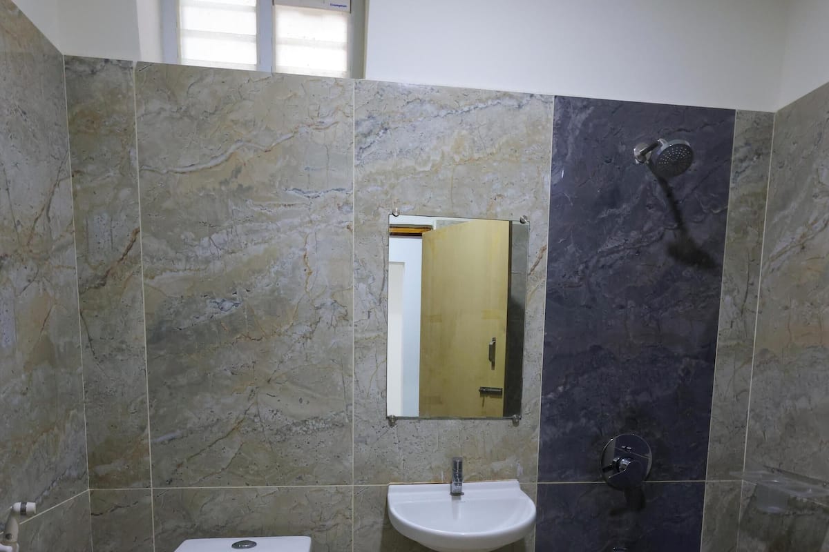 Kostenlose Toilettenartikel, Handtücher, Seife, Shampoo